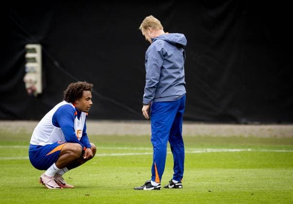 WOLFSBURG - Joshua Zirkzee and national coach Ronald Koeman during a training session of the Dutch national team, Nationalteam at the AOK Stadium on July 3, 2024 in Wolfsburg, Germany. The Dutch national team is preparing for the Quarter-finals of the European Football Championship in Germany against Turkey. ANP KOEN VAN WEEL UEFA EURO, EM, Europameisterschaft,Fussball 2024 2024 xVIxANPxSportx xxANPxIVx 502692931 originalFilename: 502692931.jpg