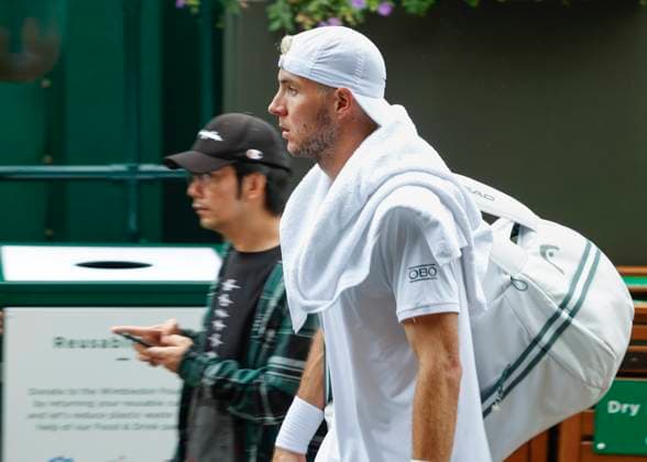 Jan-Lennard Struff (GER) verlaesst den Platz wegen Regen, Regenpause, rain stops play Tennis - Wimbledon 2024 - Grand Slam ITF ATP, Tennis Herren WTA, Tennis Damen - AELTC - London - - Great Britain - 3 July 2024. Copyright: xJuergenxHasenkopfx