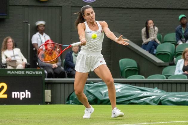 Emma Navarro of the United States plays Naomi Osaka of Japan in the second round of the Wimbledon tennis ladies singles championships held at the All England Lawn Tennis & Croquet Club. . Featuring: Emma Navarro of the United States Where: London, London, United Kingdom When: 03 Jul 2024 Credit: Ray Tang Cover Images **STRICTLY EDITORIAL USE ONLY** EDITORIAL USE ONLY. RESTRICTED TO NEWSPAPERS BASED IN THE UK Copyright: xx coverimg53918737