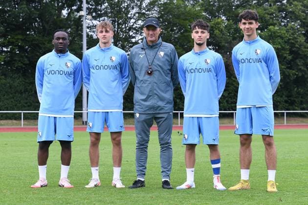 Sport Themen der Woche KW27 Sport Bilder des Tages Fußball 1. Bundesliga Trainingsauftakt VfL Bochum am 03.07.2024 auf dem Leichtathletikplatz am Vonovia Ruhrstadion in Bochum Cheftrainer mit Testspielern V.l.n.r.: Owono Darnell Keumo ( Bochum ) - Kacper Kociersky ( Bochum ) - Peter Zeidler ( Trainer Cheftrainer Bochum ) - Alessandro Crimaldi ( Bochum ) - Cajetan Lenz ( Bochum ) *** Soccer 1 Bundesliga training kick-off VfL Bochum on 03 07 2024 on the athletics field at the Vonovia Ruhrstadion in Bochum Head coach with test players V l n r Owono Darnell Keumo Bochum Kacper Kociersky Bochum Peter Zeidler Coach Head coach Bochum Alessandro Crimaldi Bochum Cajetan Lenz Bochum xRx