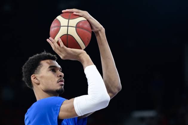 Sport Themen der Woche KW27 Sport Bilder des Tages Victor WEMBANYAMA ( 32 - France ) warms up prior to the Friendly match between France and Turkey at Kindarena on July 03, 2024 in Rouen, France. ( Photo by federico pestellini panoramic ) - BASKET : France vs Turquie - Rouen - 03 07 2024 FedericoPestellini Panoramic 