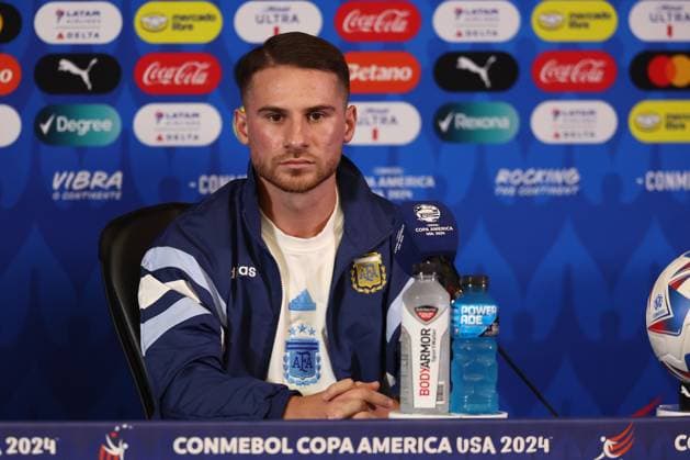 Argentina s midfielder Alexis Mac Allister, alongside the coach, Lionel Scaloni, answers a questions during a press conference, PK, Pressekonferenz prior to the match against Ecuador for the quarterfinals of the Copa AmÃ rica USA 2024, at NRG Stadium in Houston, TX, on July 3, 2024. HOUSTON UNITED STATES Copyright: xALEJANDROxPAGNIx