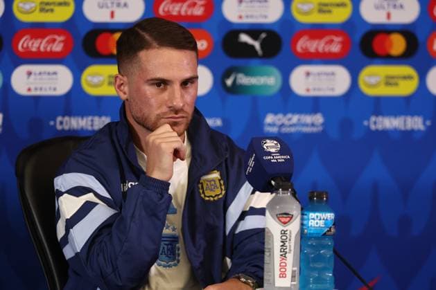 Argentina s midfielder Alexis Mac Allister, alongside the coach, Lionel Scaloni, answers a questions during a press conference, PK, Pressekonferenz prior to the match against Ecuador for the quarterfinals of the Copa AmÃ rica USA 2024, at NRG Stadium in Houston, TX, on July 3, 2024. HOUSTON UNITED STATES Copyright: xALEJANDROxPAGNIx
