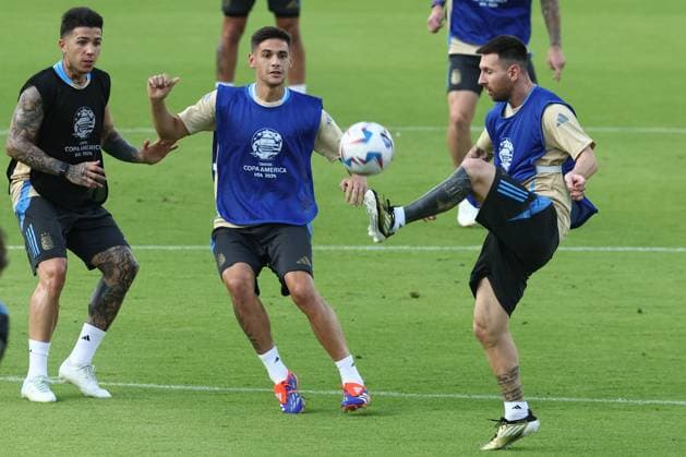 Argentina s forward Lionel Messi (R), defender Lucas Martinez Quarta (C) and midfielder Enzo Fernandez during a training session ahead the match against Ecuador for the Copa America USA 2024 quarterfinal match, at Shell Energy Stadium in Houston, TX, on July 3, 2024. HOUSTON UNITED STATES Copyright: xALEJANDROxPAGNIx