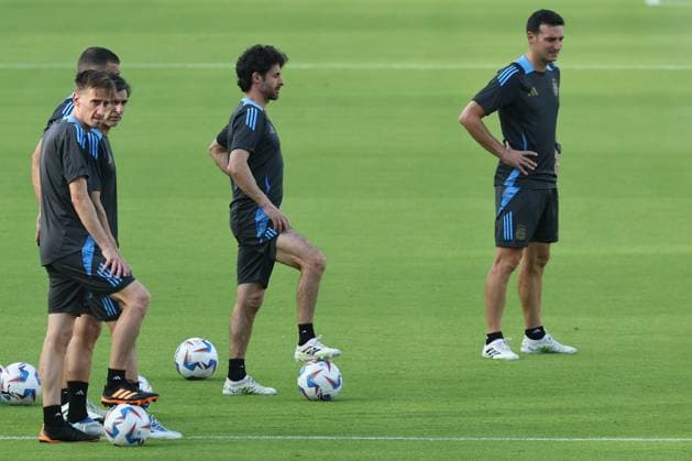 Argentina s head coach Lionel Scaloni (R) and coach assistant Pablo Aimar (C) stand in a training session ahead the match against Ecuador for the Copa America USA 2024 quarterfinal match, at Shell Energy Stadium in Houston, TX, on July 3, 2024. HOUSTON UNITED STATES Copyright: xALEJANDROxPAGNIx