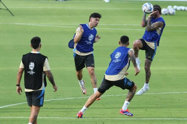 Argentina s defender Gonzalo Montiel (C) heads the ball over midfielder Rodrigo de Paul (R) during a training session ahead the match against Ecuador for the Copa America USA 2024 quarterfinal match, at Shell Energy Stadium in Houston, TX, on July 3, 2024. HOUSTON UNITED STATES Copyright: xALEJANDROxPAGNIx