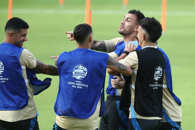Argentina™s footballers joke with defender Nahuel Molina (C) during a training session ahead the match against Ecuador for the Copa America USA 2024 quarterfinal match, at Shell Energy Stadium in Houston, TX, on July 3, 2024. HOUSTON UNITED STATES Copyright: xALEJANDROxPAGNIx