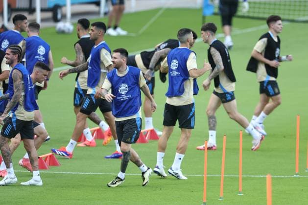 Argentina s forward Lionel Messi (C) and footballers take part in a training session ahead the match against Ecuador for the Copa America USA 2024 quarterfinal match, at Shell Energy Stadium in Houston, TX, on July 3, 2024. HOUSTON UNITED STATES Copyright: xALEJANDROxPAGNIx