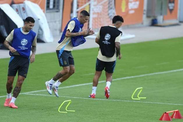Argentina s forward Angel Di Maria (C) and footballers take part in a training session ahead the match against Ecuador for the Copa America USA 2024 quarterfinal match, at Shell Energy Stadium in Houston, TX, on July 3, 2024. HOUSTON UNITED STATES Copyright: xALEJANDROxPAGNIx