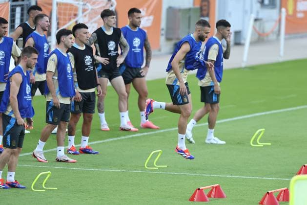 Argentina™s footballers take part in a training session ahead the match against Ecuador for the Copa America USA 2024 quarterfinal match, at Shell Energy Stadium in Houston, TX, on July 3, 2024. HOUSTON UNITED STATES Copyright: xALEJANDROxPAGNIx