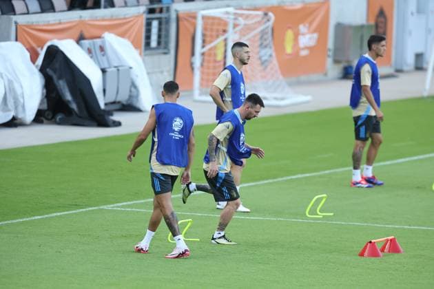 Argentina s forward Lionel Messi (C) and footballers take part in a training session ahead the match against Ecuador for the Copa America USA 2024 quarterfinal match, at Shell Energy Stadium in Houston, TX, on July 3, 2024. HOUSTON UNITED STATES Copyright: xALEJANDROxPAGNIx