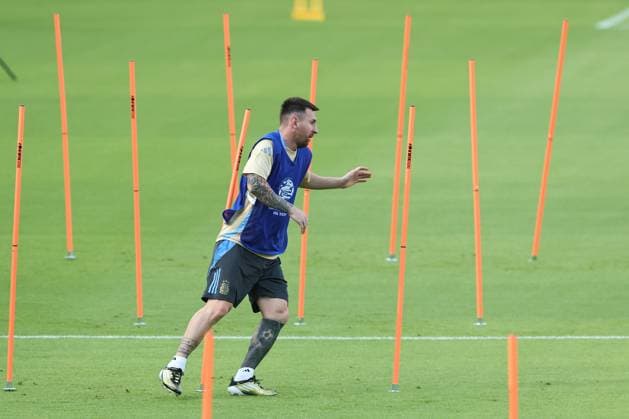 Argentina s forward Lionel Messi (C) and footballers take part in a training session ahead the match against Ecuador for the Copa America USA 2024 quarterfinal match, at Shell Energy Stadium in Houston, TX, on July 3, 2024. HOUSTON UNITED STATES Copyright: xALEJANDROxPAGNIx
