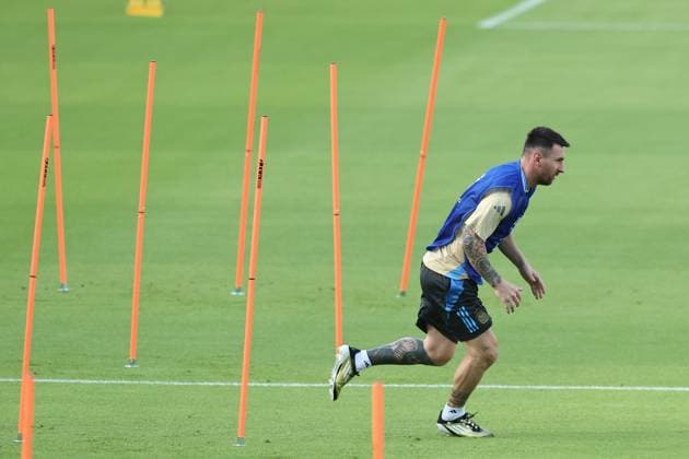Argentina s forward Lionel Messi (R) and footballers take part in a training session ahead the match against Ecuador for the Copa America USA 2024 quarterfinal match, at Shell Energy Stadium in Houston, TX, on July 3, 2024. HOUSTON UNITED STATES Copyright: xALEJANDROxPAGNIx