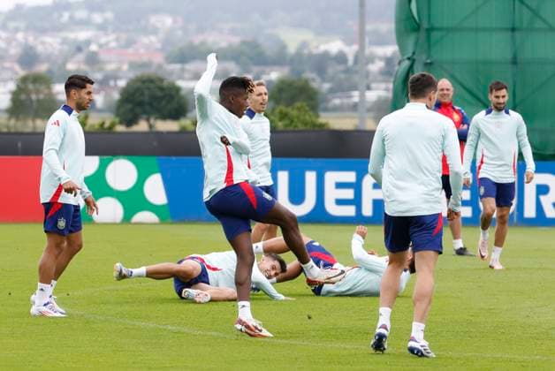Spanish National Soccer Team s players, including forward Nico Williams (C), attend a training session on the eve of Euro 2024 quarter-final game against Germany, in Donaueschingen, Germany, 04 July 2024. Spanish National Soccer Team prepares its Euro 2024 quarter-final game against Germany !ACHTUNG: NUR REDAKTIONELLE NUTZUNG!  Copyright: xJ.xJ.xGuillenx GRAF1477 20240704-55014055443_1