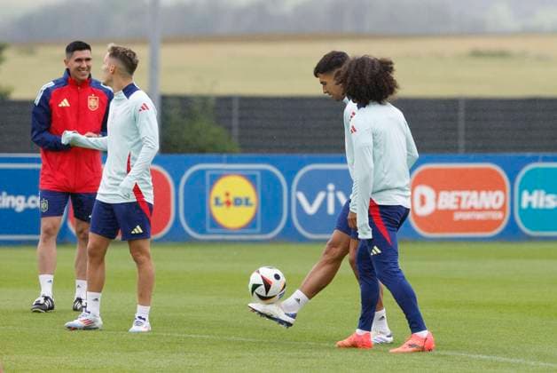 Spanish National Soccer Team s defenders Alejandro Grimaldo (L), Marc Cucurella (R) and forward Ayoze Perez (2d) attend a training session on the eve of Euro 2024 quarter-final game against Germany, in Donaueschingen, Germany, 04 July 2024. Spanish National Soccer Team prepares its Euro 2024 quarter-final game against Germany !ACHTUNG: NUR REDAKTIONELLE NUTZUNG!  Copyright: xJ.xJ.xGuillenx GRAF1479 20240704-55014055467_1