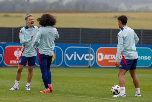 Spanish National Soccer Team s defenders Alejandro Grimaldo (L) and Marc Cucurella (2L) chat next to midfielder Martin Zubimendi (R) during a training session on the eve of Euro 2024 quarter-final game against Germany, in Donaueschingen, Germany, 04 July 2024. Spanish National Soccer Team prepares its Euro 2024 quarter-final game against Germany !ACHTUNG: NUR REDAKTIONELLE NUTZUNG!  Copyright: xJ.xJ.xGuillenx GRAF1481 20240704-55014055477_1