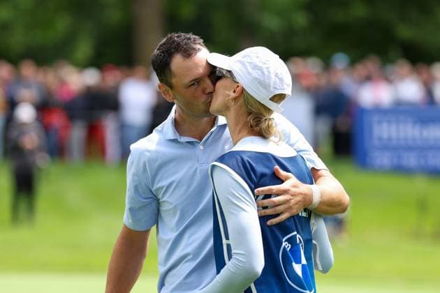 Martin Kaymer (GER) kuesst nach dem Spiel seine Frau Irene Scholz, BMW International Open 2024, Golf, DP World Tour, Herren, Runde 1, 04.07.2024 Eichenried Bayern Deutschland