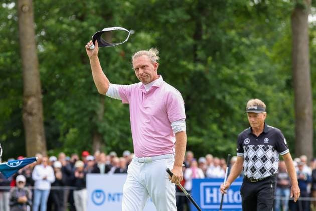 Marcel Siem (GER) auf dem Green verabschiedet sich bei den Fans, BMW International Open 2024, Golf, DP World Tour, Herren, Runde 1, 04.07.2024 Eichenried Bayern Deutschland