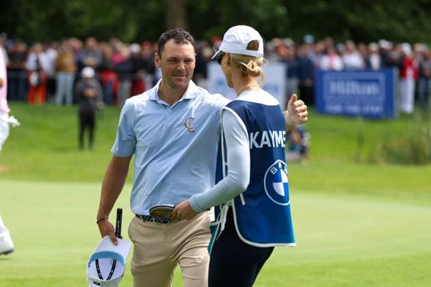 Martin Kaymer (GER) kuesst nach dem Spiel seine Frau Irene Scholz, BMW International Open 2024, Golf, DP World Tour, Herren, Runde 1, 04.07.2024 Eichenried Bayern Deutschland