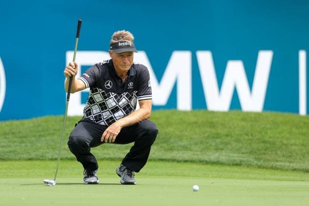 Bernhard Langer (GER) beim lesen der Puttlinie, BMW International Open 2024, Golf, DP World Tour, Herren, Runde 1, 04.07.2024 Eichenried Bayern Deutschland