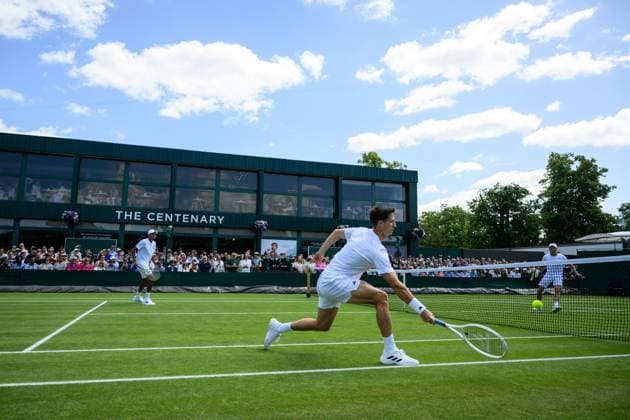 240704 Joe Salisbury of Great Britain competes in a first round doubles match during day 4 of Wimbledon on July 4, 2024 in London. Photo: Jesper Zerman BILDBYRAN kod JZ JZ0550 tennis wimbledon dag 4 bbeng Copyright: JESPERxZERMAN BB240704JZ009