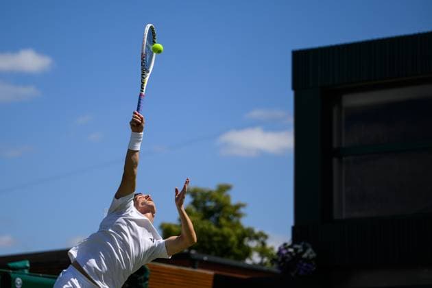 240704 Joe Salisbury of Great Britain competes in a first round doubles match during day 4 of Wimbledon on July 4, 2024 in London. Photo: Jesper Zerman BILDBYRAN kod JZ JZ0550 tennis wimbledon dag 4 bbeng Copyright: JESPERxZERMAN BB240704JZ013