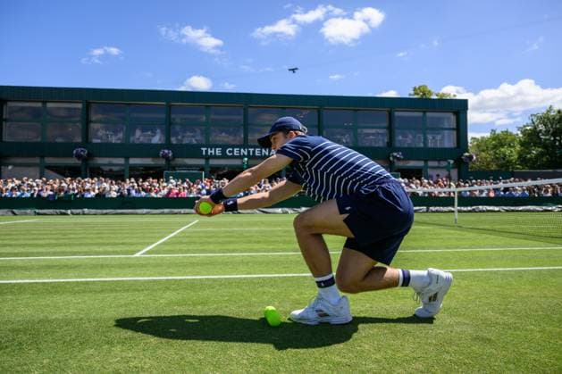 240704 A ball boy during day 4 of Wimbledon on July 4, 2024 in London. Photo: Jesper Zerman BILDBYRAN kod JZ JZ0550 tennis wimbledon dag 4 bbeng Copyright: JESPERxZERMAN BB240704JZ015