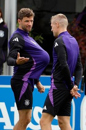 German National Soccer Team s players Thomas Mueller (L) and Toni Kroos (R) chat during a team s training session on the eve of its Euro2024 s quarter-final game against Spain in Herzogenaurach, Germany, 04 July 2024. German National Soccer Team training session !ACHTUNG: NUR REDAKTIONELLE NUTZUNG!  Copyright: xAlbertoxEstevezx GRAF1534 20240704-55014056458_1