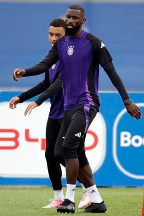 German National Soccer Team s players Jamal Musiala (L) and Antonio Rudiger (R) attend a team s training session on the eve of its Euro2024 s quarter-final game against Spain in Herzogenaurach, Germany, 04 July 2024. German National Soccer Team training session !ACHTUNG: NUR REDAKTIONELLE NUTZUNG!  Copyright: xAlbertoxEstevezx GRAF1550 20240704-55014056483_1