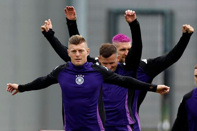 German National Soccer Team s Toni Kroos (front) attends a team s training session on the eve of its Euro2024 s quarter-final game against Spain in Herzogenaurach, Germany, 04 July 2024. German National Soccer Team training session !ACHTUNG: NUR REDAKTIONELLE NUTZUNG!  Copyright: xAlbertoxEstevezx GRAF1557 20240704-55014056501_1