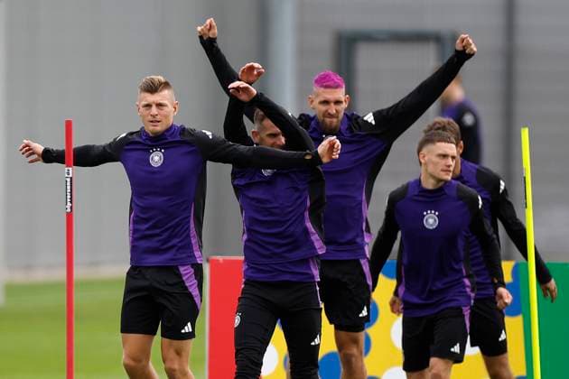German National Soccer Team s player Toni Kroos (L) attends a team s training session on the eve of its Euro2024 s quarter-final game against Spain in Herzogenaurach, Germany, 04 July 2024. German National Soccer Team training session !ACHTUNG: NUR REDAKTIONELLE NUTZUNG!  Copyright: xAlbertoxEstevezx GRAF1560 20240704-55014056504_1