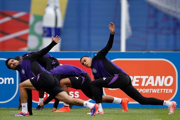 German National Soccer Team s players Ilkay Gundogan (L) and Jamal Musiala (R) attend a team s training session on the eve of its Euro2024 s quarter-final game against Spain in Herzogenaurach, Germany, 04 July 2024. German National Soccer Team training session !ACHTUNG: NUR REDAKTIONELLE NUTZUNG!  Copyright: xAlbertoxEstevezx GRAF1568 20240704-55014056522_1