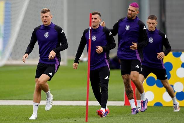 German National Soccer Team s player Toni Kroos (L) attends a team s training session on the eve of its Euro2024 s quarter-final game against Spain in Herzogenaurach, Germany, 04 July 2024. German National Soccer Team training session !ACHTUNG: NUR REDAKTIONELLE NUTZUNG!  Copyright: xAlbertoxEstevezx GRAF1570 20240704-55014056531_1