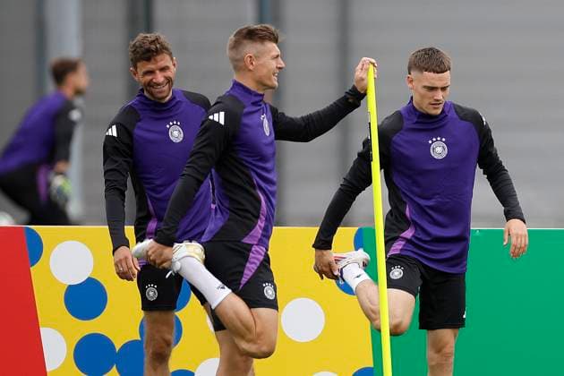 (L-R) German National Soccer Team s players Thomas Mueller, Toni Kroos and Florian Wirtz attend a team s training session on the eve of its Euro2024 s quarter-final game against Spain in Herzogenaurach, Germany, 04 July 2024. German National Soccer Team training session !ACHTUNG: NUR REDAKTIONELLE NUTZUNG!  Copyright: xAlbertoxEstevezx GRAF1574 20240704-55014056569_1