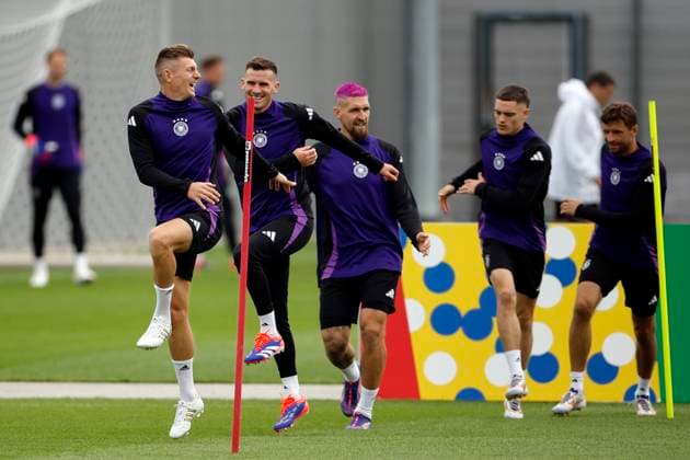 German National Soccer Team s players Toni Kroos (L) attends a team s training session on the eve of its Euro2024 s quarter-final game against Spain in Herzogenaurach, Germany, 04 July 2024. German National Soccer Team training session !ACHTUNG: NUR REDAKTIONELLE NUTZUNG!  Copyright: xAlbertoxEstevezx GRAF1577 20240704-55014056584_1