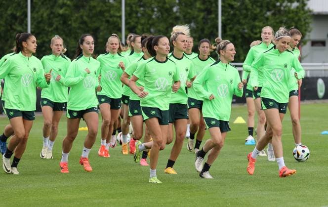 Sport Themen der Woche KW27 Sport Bilder des Tages VfL Wolfsburg Frauen Trainingsauftakt Wolfsburg, 04.07.2024, Fußball, Frauen, Google Pixel Frauen Bundesliga, Saison 2024-2025, VfL Wolfsburg, Trainingsauftakt, Bild zeigt: Impressionen vom Training Laufen in der Gruppe Wolfsburg *** VfL Wolfsburg women training kick-off Wolfsburg, 04 07 2024, Football, Women, Google Pixel Womens Bundesliga, Season 2024 2025, VfL Wolfsburg, training kick-off, picture shows impressions of training running in the Wolfsburg group