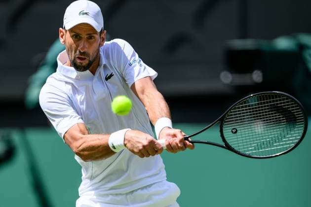 240704 Novak Djokovic of Serbia competes in a second round singles match during day 4 of Wimbledon on July 4, 2024 in London. Photo: Jesper Zerman BILDBYRAN kod JZ JZ0550 tennis wimbledon dag 4 bbeng Copyright: JESPERxZERMAN BB240704JZ048
