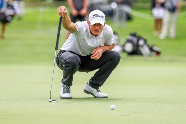 Jannik de Bruyn (GER) beim lesen der Puttlinie, BMW International Open 2024, Golf, DP World Tour, Herren, Runde 1, 04.07.2024 Eichenried Bayern Deutschland