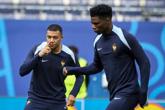 Mbappe Lottin Kylian MBAPPE 10 Forward entraînement de l équipe de France avant leur match de quart de finale de l UEFA EURO, EM, Europameisterschaft,Fussball 2024 contre le Portugal au Volksparkstadion FOOTBALL : entraînement de l équipe de France avant leur match de quart de finale de l UEFA EURO 2024 contre le Portugal au Volksparkstadion de Hamburg- 04 07 2024 ElyxandroCegarra Panoramic 