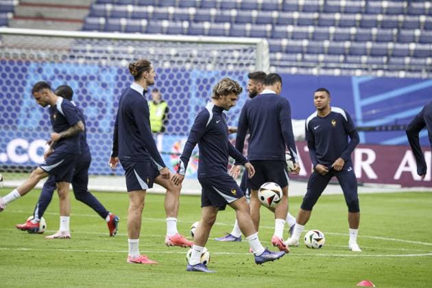 Griezmann Antoine GRIEZMANN 7 Midfield entraînement de l équipe de France avant leur match de quart de finale de l UEFA EURO, EM, Europameisterschaft,Fussball 2024 contre le Portugal au Volksparkstadion FOOTBALL : entraînement de l équipe de France avant leur match de quart de finale de l UEFA EURO 2024 contre le Portugal au Volksparkstadion de Hamburg- 04 07 2024 ElyxandroCegarra Panoramic 