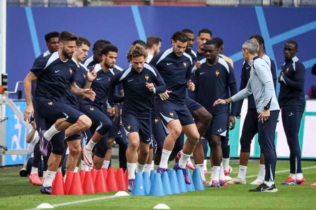 entraînement de l équipe de France avant leur match de quart de finale de l UEFA EURO, EM, Europameisterschaft,Fussball 2024 contre le Portugal au Volksparkstadion FOOTBALL : entraînement de l équipe de France avant leur match de quart de finale de l UEFA EURO 2024 contre le Portugal au Volksparkstadion de Hamburg- 04 07 2024 ElyxandroCegarra Panoramic 