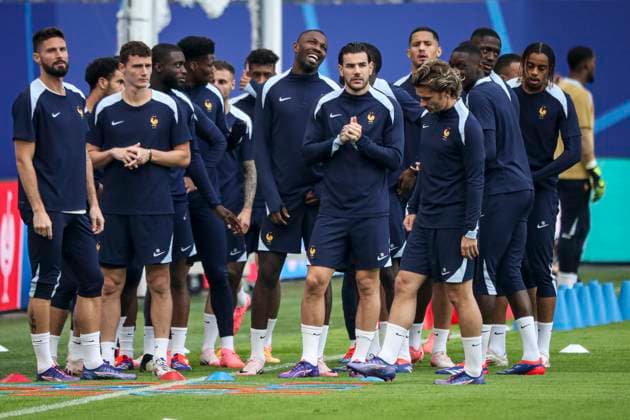 entraînement de l équipe de France avant leur match de quart de finale de l UEFA EURO, EM, Europameisterschaft,Fussball 2024 contre le Portugal au Volksparkstadion FOOTBALL : entraînement de l équipe de France avant leur match de quart de finale de l UEFA EURO 2024 contre le Portugal au Volksparkstadion de Hamburg- 04 07 2024 ElyxandroCegarra Panoramic 