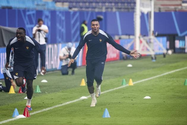 Mbappe Lottin Kylian MBAPPE 10 Forward entraînement de l équipe de France avant leur match de quart de finale de l UEFA EURO, EM, Europameisterschaft,Fussball 2024 contre le Portugal au Volksparkstadion FOOTBALL : entraînement de l équipe de France avant leur match de quart de finale de l UEFA EURO 2024 contre le Portugal au Volksparkstadion de Hamburg- 04 07 2024 ElyxandroCegarra Panoramic 