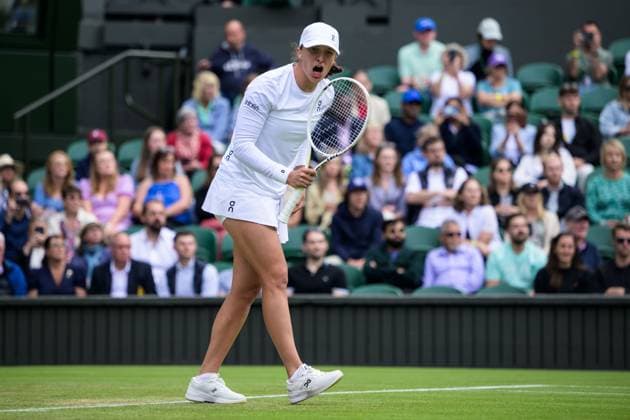 240704 Iga Swiatek of Poland celebrates as she competes in a second round singles match during day 4 of Wimbledon on July 4, 2024 in London. Photo: Jesper Zerman BILDBYRAN kod JZ JZ0550 tennis wimbledon dag 4 bbeng jubel Copyright: JESPERxZERMAN BB240704JZ113