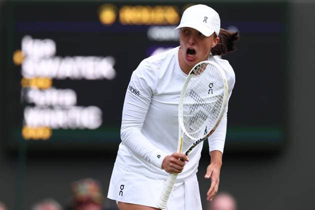 Sport Bilder des Tages 4th July 2024; All England Lawn Tennis and Croquet Club, London, England; Wimbledon Tennis Tournament, Day 4; Iga Swiatek (POL) celebrates after she wins her second round match against Petra Martic (CRO)  ActionPlus12663753 ShaunxBrooks