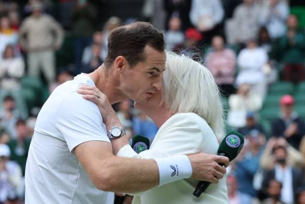 04 07 2024. London, United Kingdom. Andy Murray and Kim Sears and their children on Centre Court on day four of the Wimbledon Tennis Championships in London.  xStephenxLockx xixImagesx IIM-25349-0076