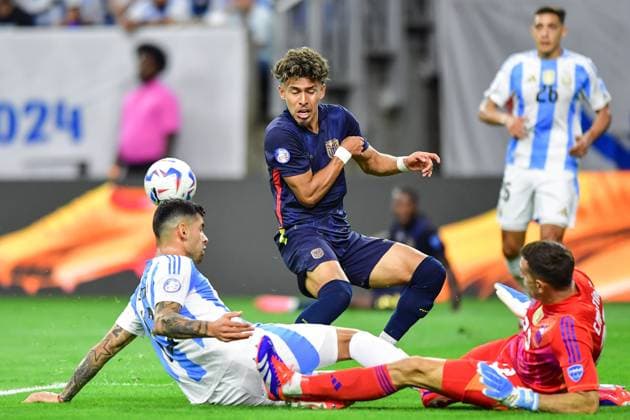 Fußball, Copa America, Argentinien - Ecuador RECORD DATE NOT STATED Copa America USA 2024 Argentina vs Ecuador Quarterfinals Cristian Romero (L) of Argentina, Jeremy Sarmiento (C) of Ecuador and Emiliano Martinez (R) of Argentina during the CONMEBOL Copa America 2024 Quarterfinals match between Argentina and Ecuador, at NRG Stadium, on July 04, 2024 in Houston, Texas, Florida, United States. HOUSTON TEXAS UNITED STATES  Copyright: xIsaacxOrtizx 20240704201958_CA_QF_2024_ARG_ECU_SARMIENTO96