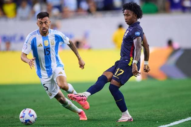 Fußball, Copa America, Argentinien - Ecuador RECORD DATE NOT STATED Copa America USA 2024 Argentina vs Ecuador Quarterfinals Nicolas Gonzalez (L) of Argentina fights for the ball with Angelo Preciado (R) of Ecuador during the CONMEBOL Copa America 2024 Quarterfinals match between Argentina and Ecuador, at NRG Stadium, on July 04, 2024 in Houston, Texas, Florida, United States. HOUSTON TEXAS UNITED STATES  Copyright: xJONATHANxDUENASx 20240704211020_CA_QF_2024_ARG_ECU_PRECIADO175