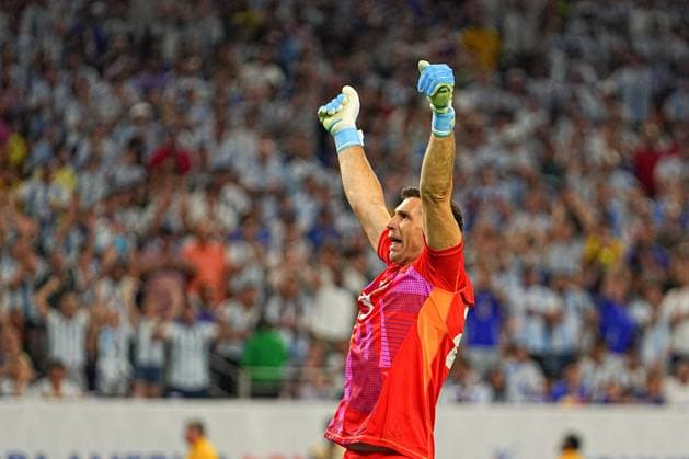 Fußball, Copa America, Argentinien - Ecuador RECORD DATE NOT STATED Copa America USA 2024 Argentina vs Ecuador Quarterfinals Emiliano Martinez of Argentina during the CONMEBOL Copa America 2024 Quarterfinals match between Argentina and Ecuador, at NRG Stadium, on July 04, 2024 in Houston, Texas, Florida, United States. HOUSTON TEXAS UNITED STATES  Copyright: xAdrianxMaciasx 20240704212648_CA_QF_2024_ARG_ECU_MARTINEZ189