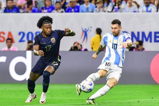 Fußball, Copa America, Argentinien - Ecuador RECORD DATE NOT STATED Copa America USA 2024 Argentina vs Ecuador Quarterfinals Angelo Preciado (L) of Ecuador fights for the ball with Lionel Messi (R) of Argentina during the CONMEBOL Copa America 2024 Quarterfinals match between Argentina and Ecuador, at NRG Stadium, on July 04, 2024 in Houston, Texas, Florida, United States. HOUSTON TEXAS UNITED STATES  Copyright: xIsaacxOrtizx 20240704213332_CA_QF_2024_ARG_ECU_MESSI206